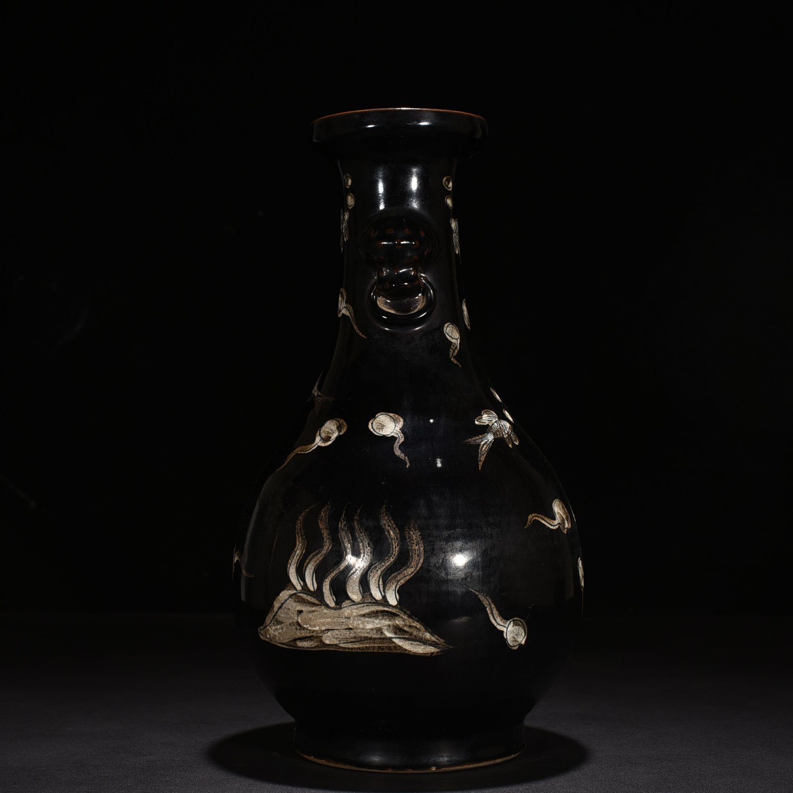 Qing Dynasty Qianlong black-glazed fish and algae pattern amphorae