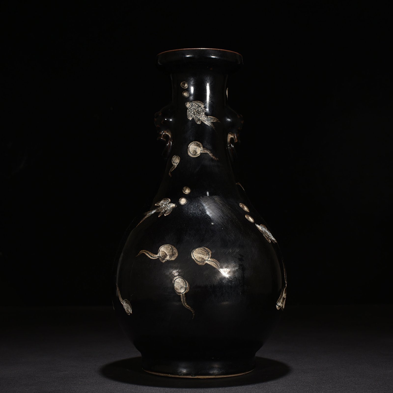 Qing Dynasty Qianlong black-glazed fish and algae pattern amphorae