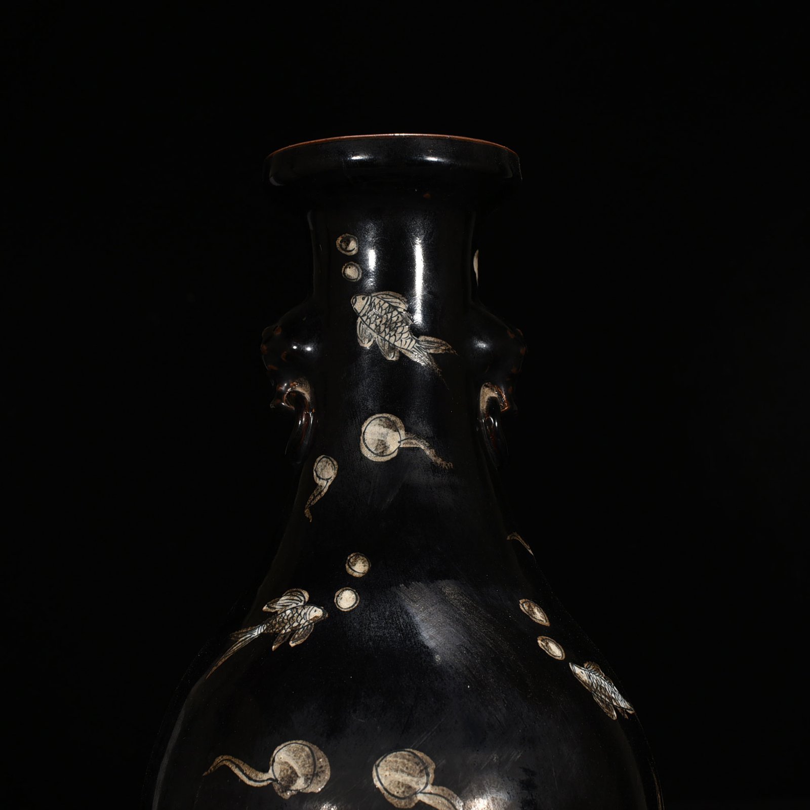 Qing Dynasty Qianlong black-glazed fish and algae pattern amphorae