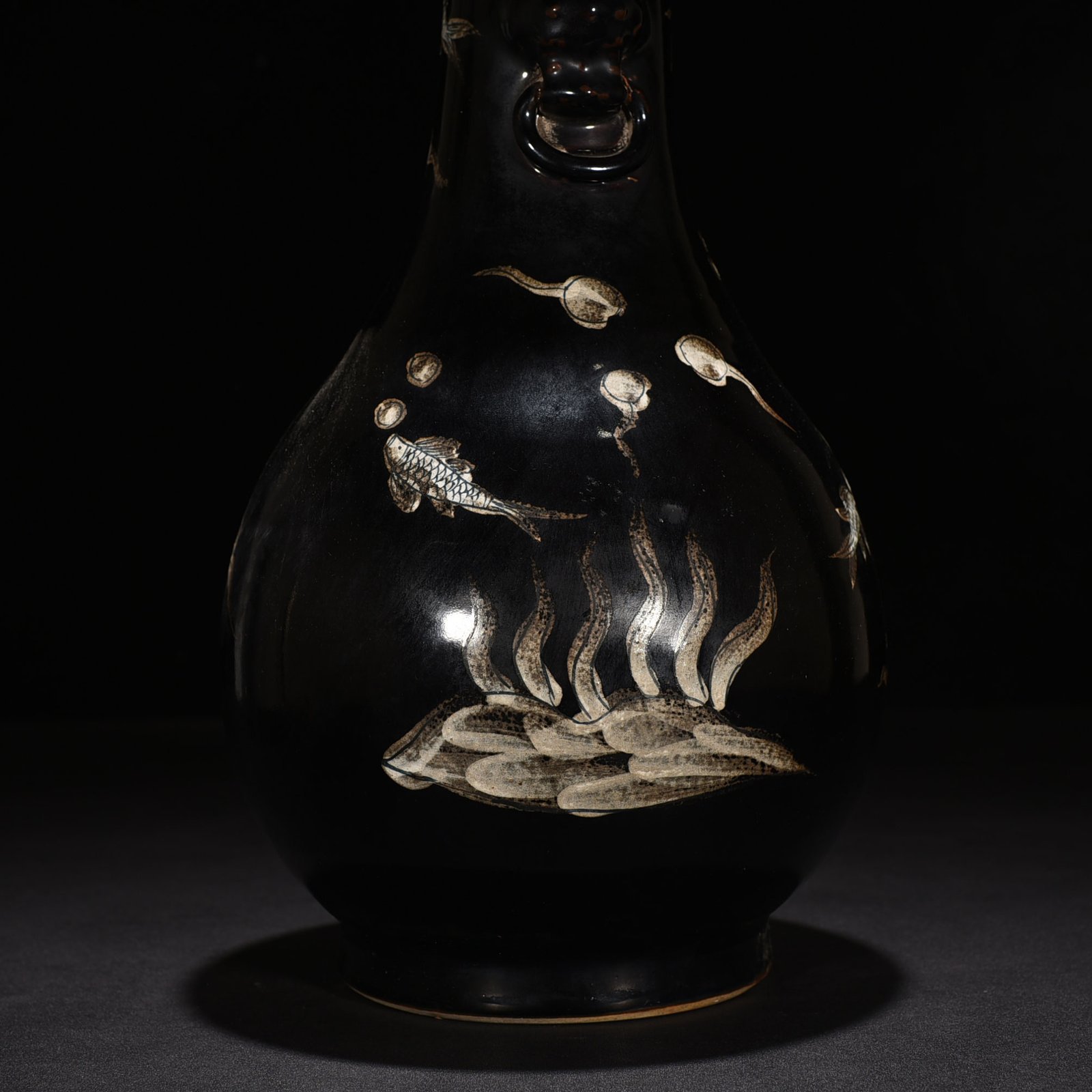Qing Dynasty Qianlong black-glazed fish and algae pattern amphorae