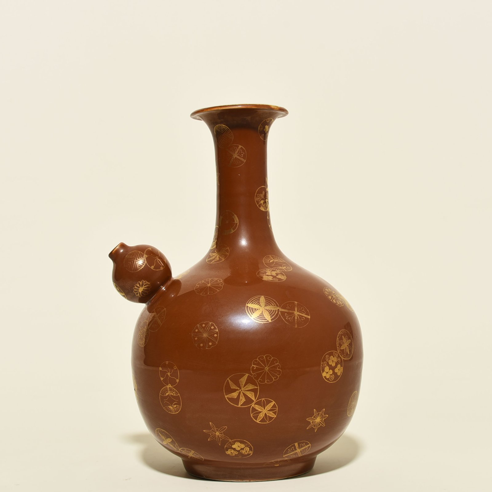 Qing Dynasty Kangxi purple gold glaze with gold leather ball pattern military holding