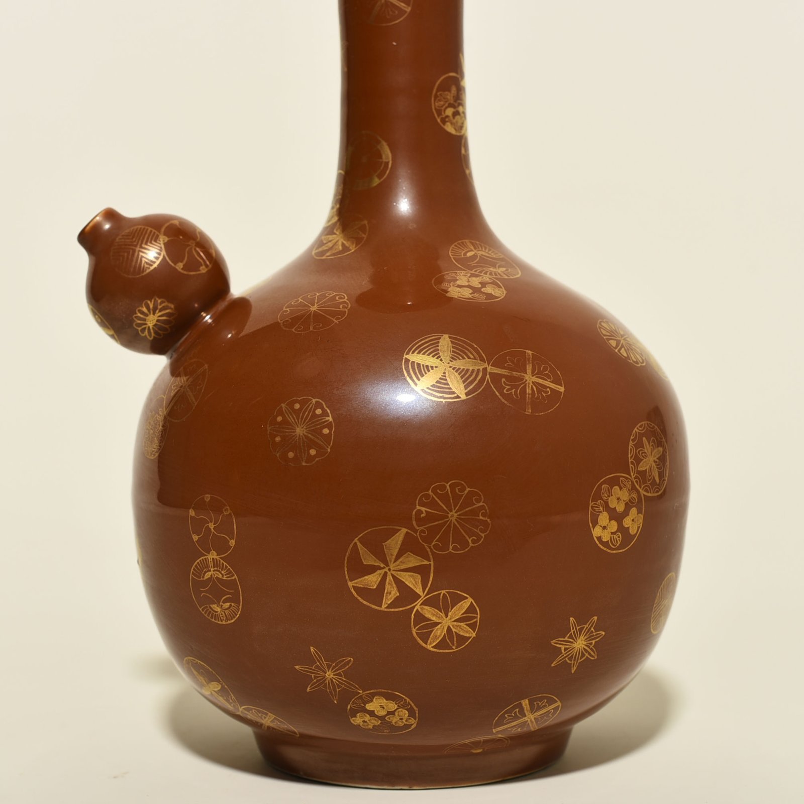 Qing Dynasty Kangxi purple gold glaze with gold leather ball pattern military holding