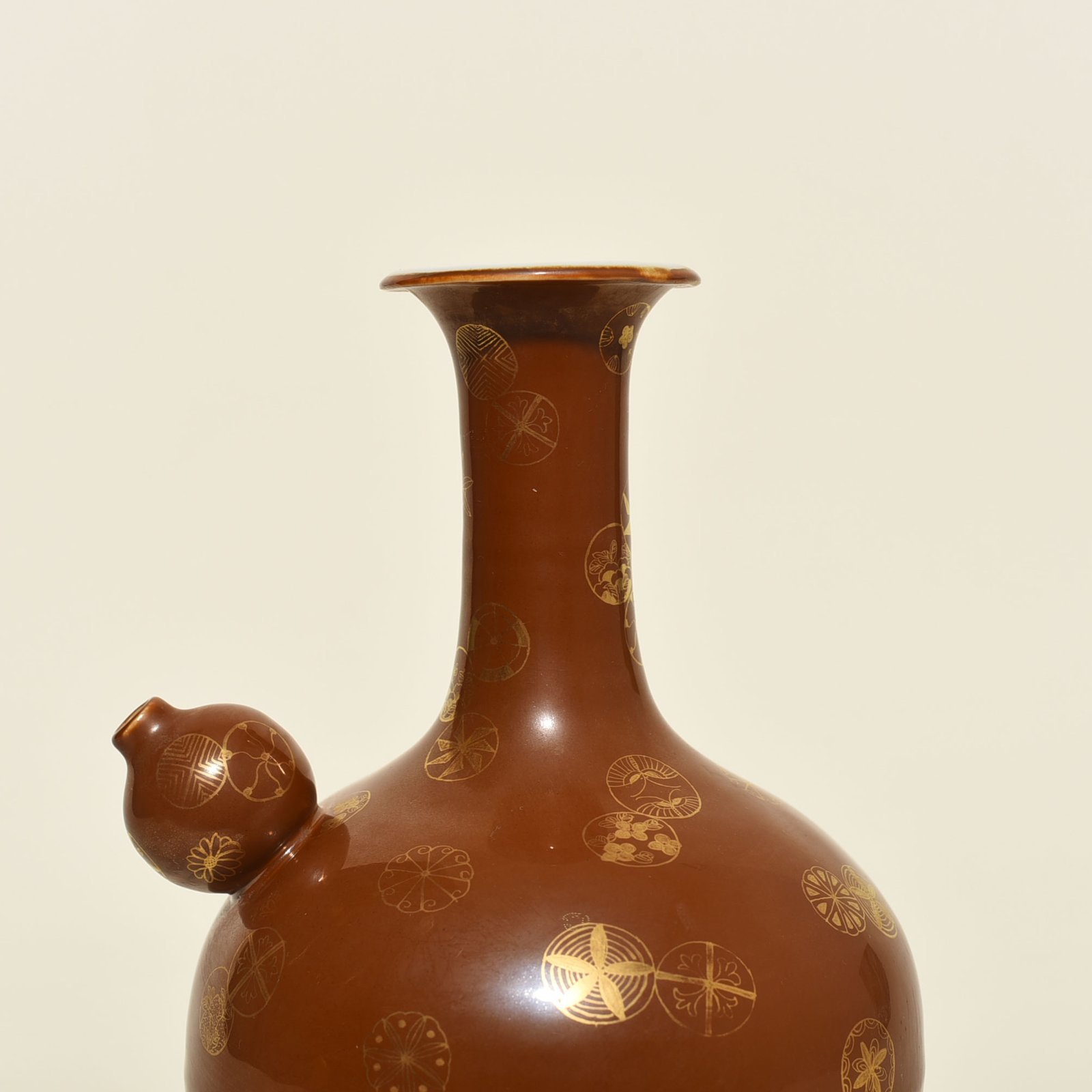 Qing Dynasty Kangxi purple gold glaze with gold leather ball pattern military holding