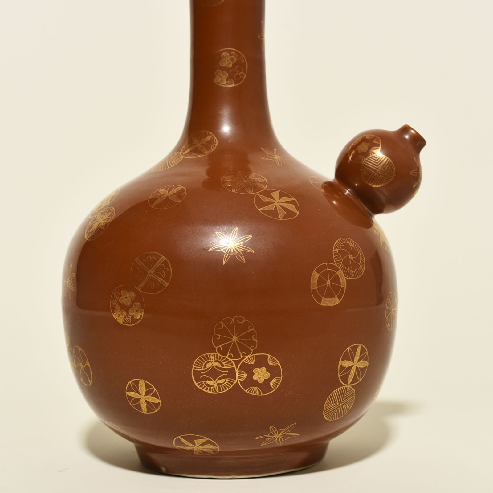 Qing Dynasty Kangxi purple gold glaze with gold leather ball pattern military holding