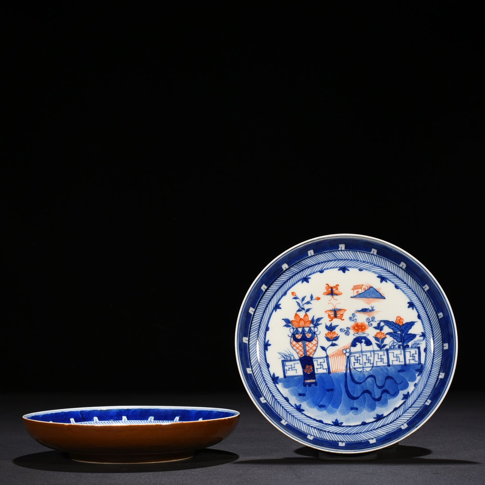 Qing Dynasty Kangxi Purple Gold Glaze Blue and White Alum Red Courtyard Flower Pattern Plate