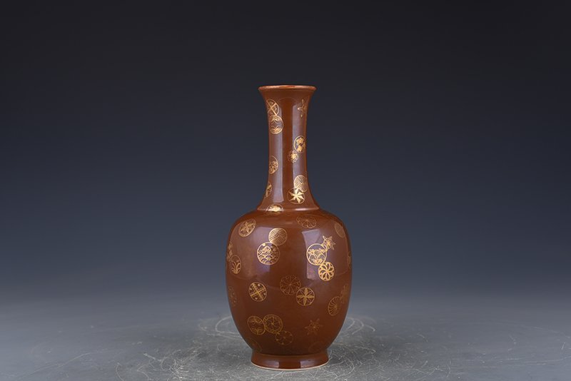 Qing Dynasty purple gold glaze with gold leather ball pattern vase