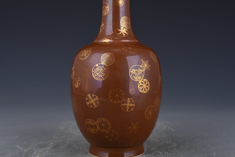 Qing Dynasty purple gold glaze with gold leather ball pattern vase