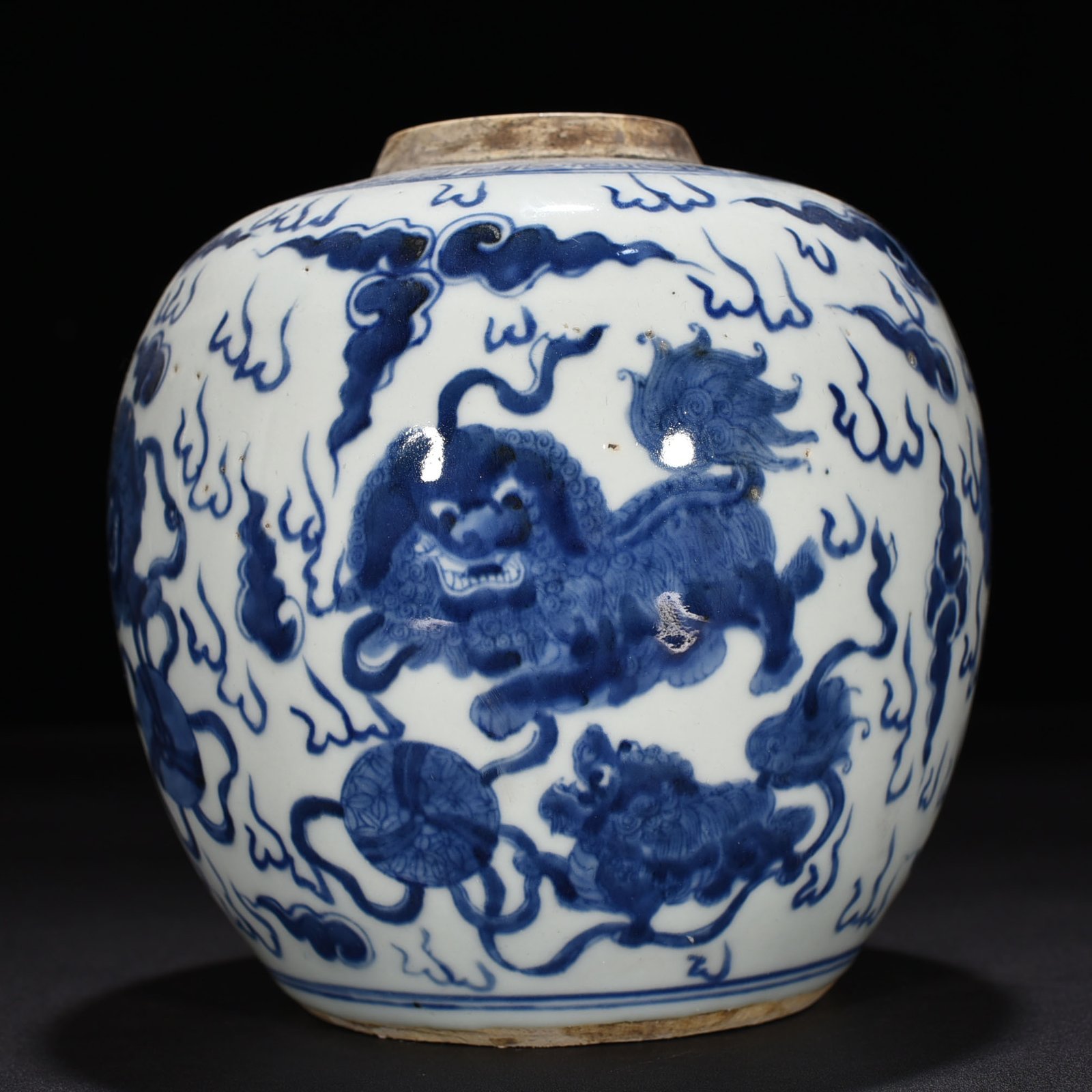 Qing Dynasty Blue and White Lion Rolling Hydrangea Jar