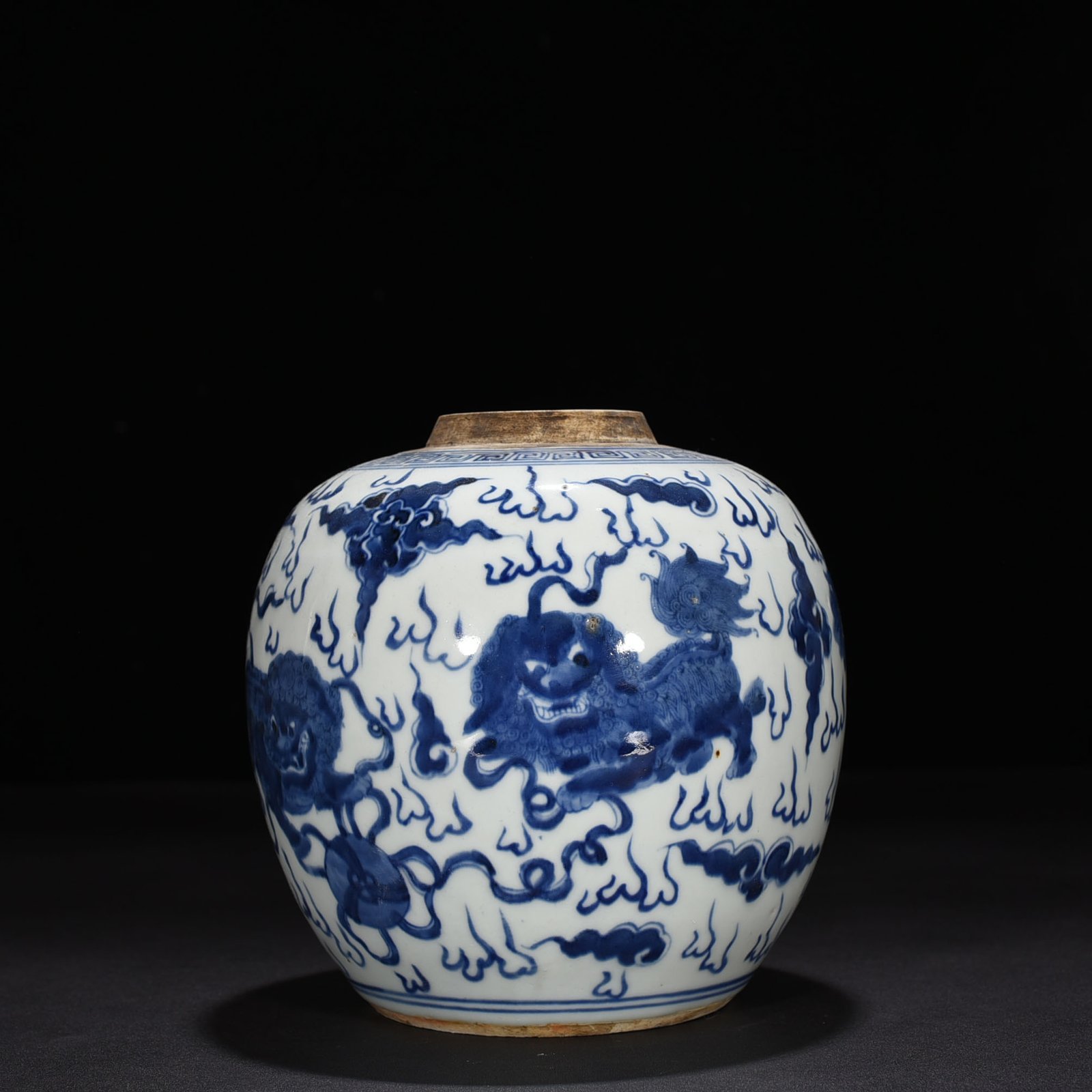 Qing Dynasty Blue and White Lion Rolling Hydrangea Jar