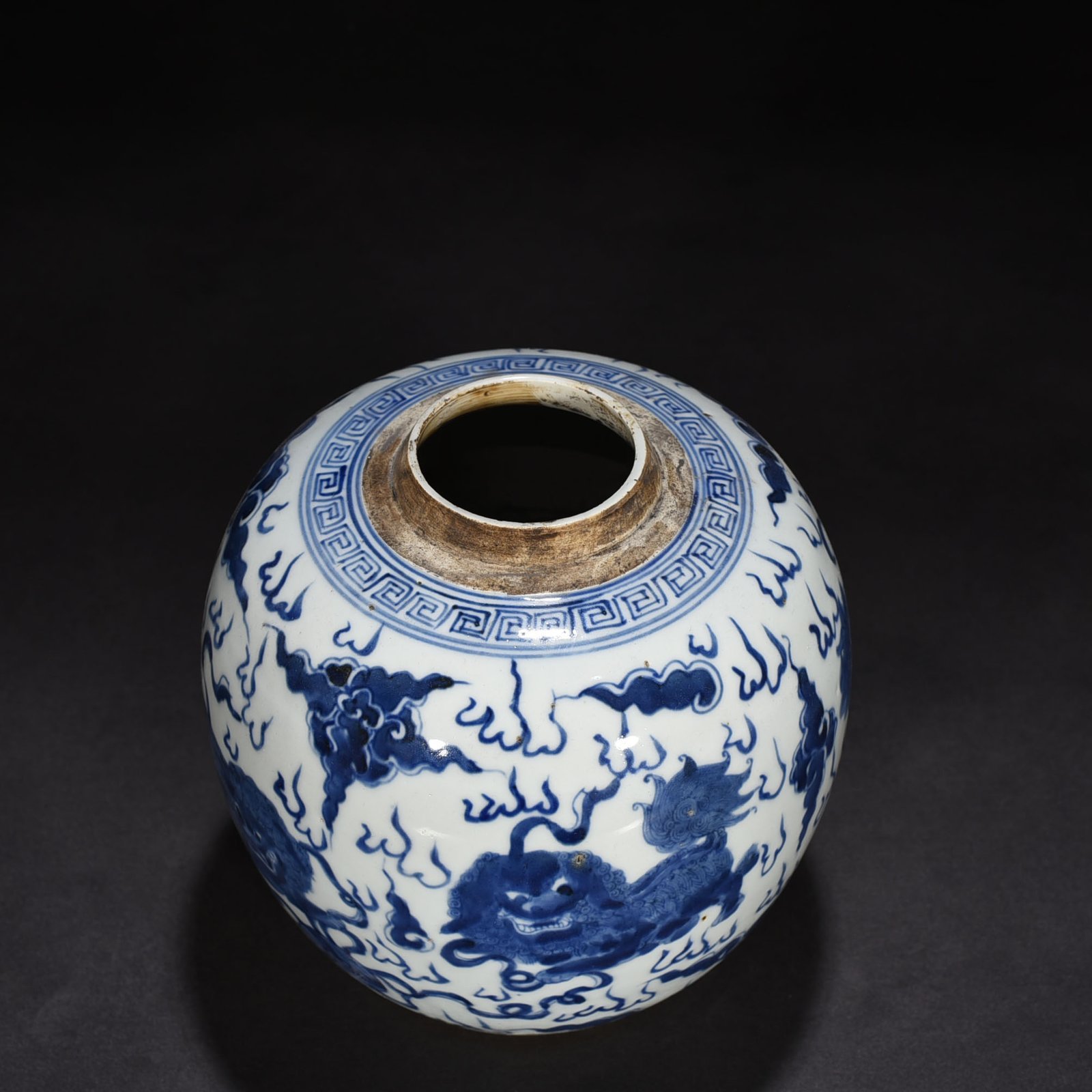 Qing Dynasty Blue and White Lion Rolling Hydrangea Jar