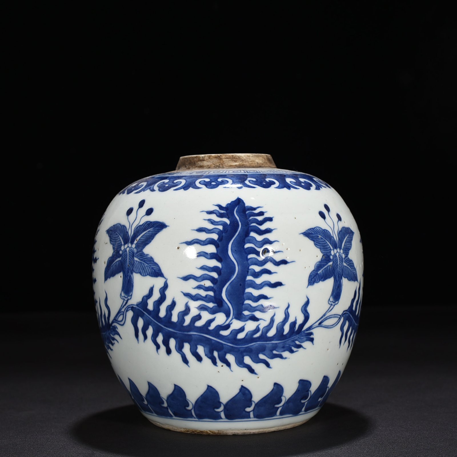 Qing Dynasty blue and white flower pattern jar