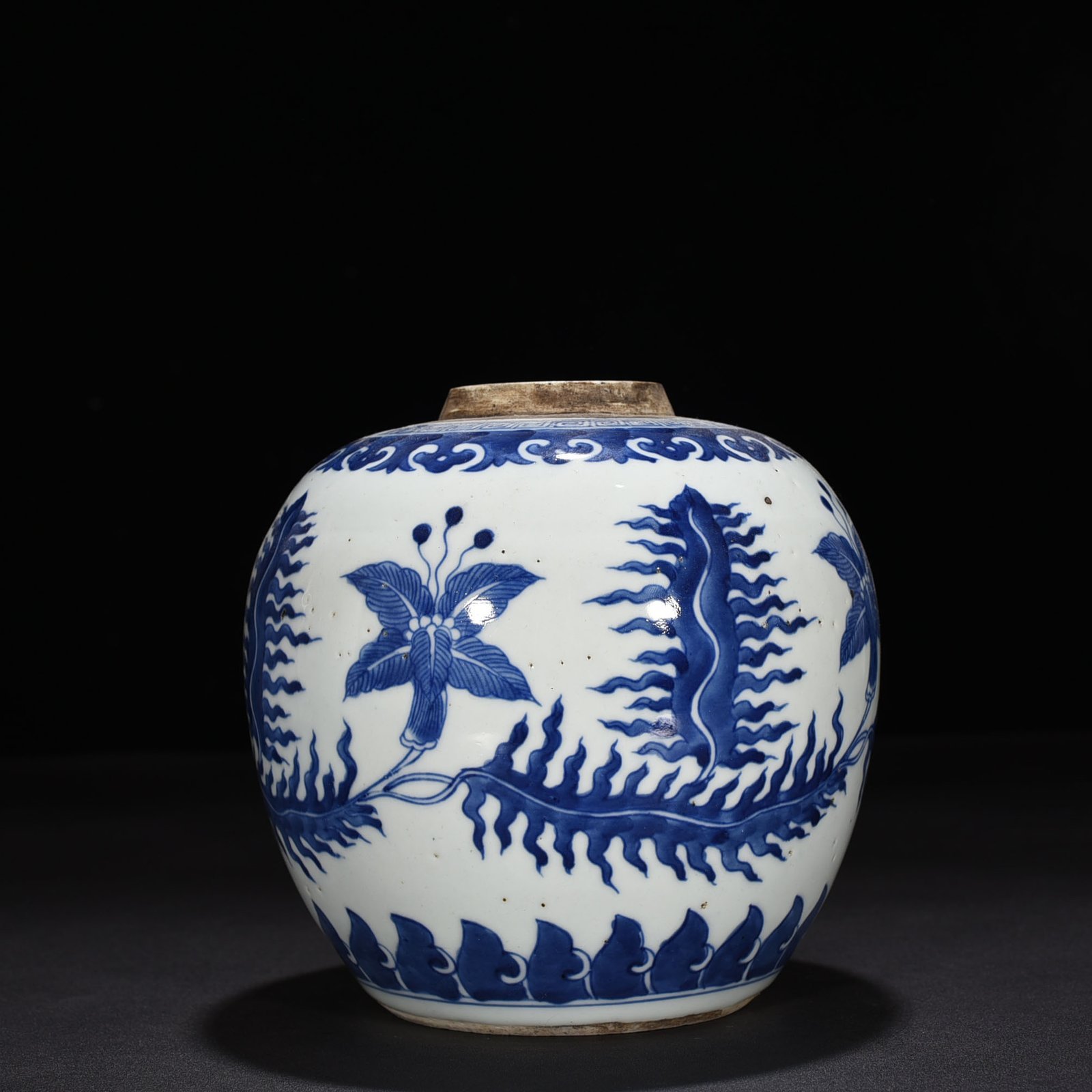 Qing Dynasty blue and white flower pattern jar