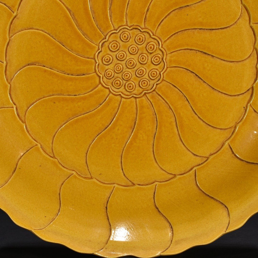 Qing Dynasty Yongzheng delicate yellow glaze lotus plate