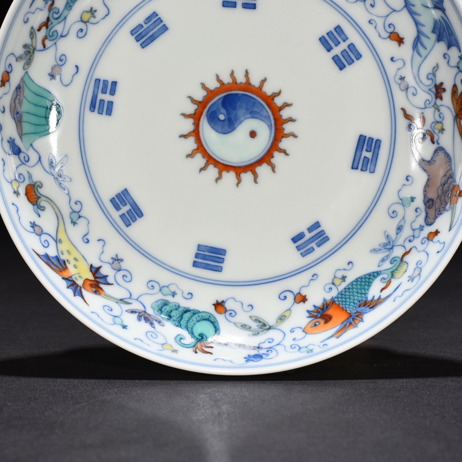 Qing Dynasty Yongzheng Doucai Bagua Pattern Disk
