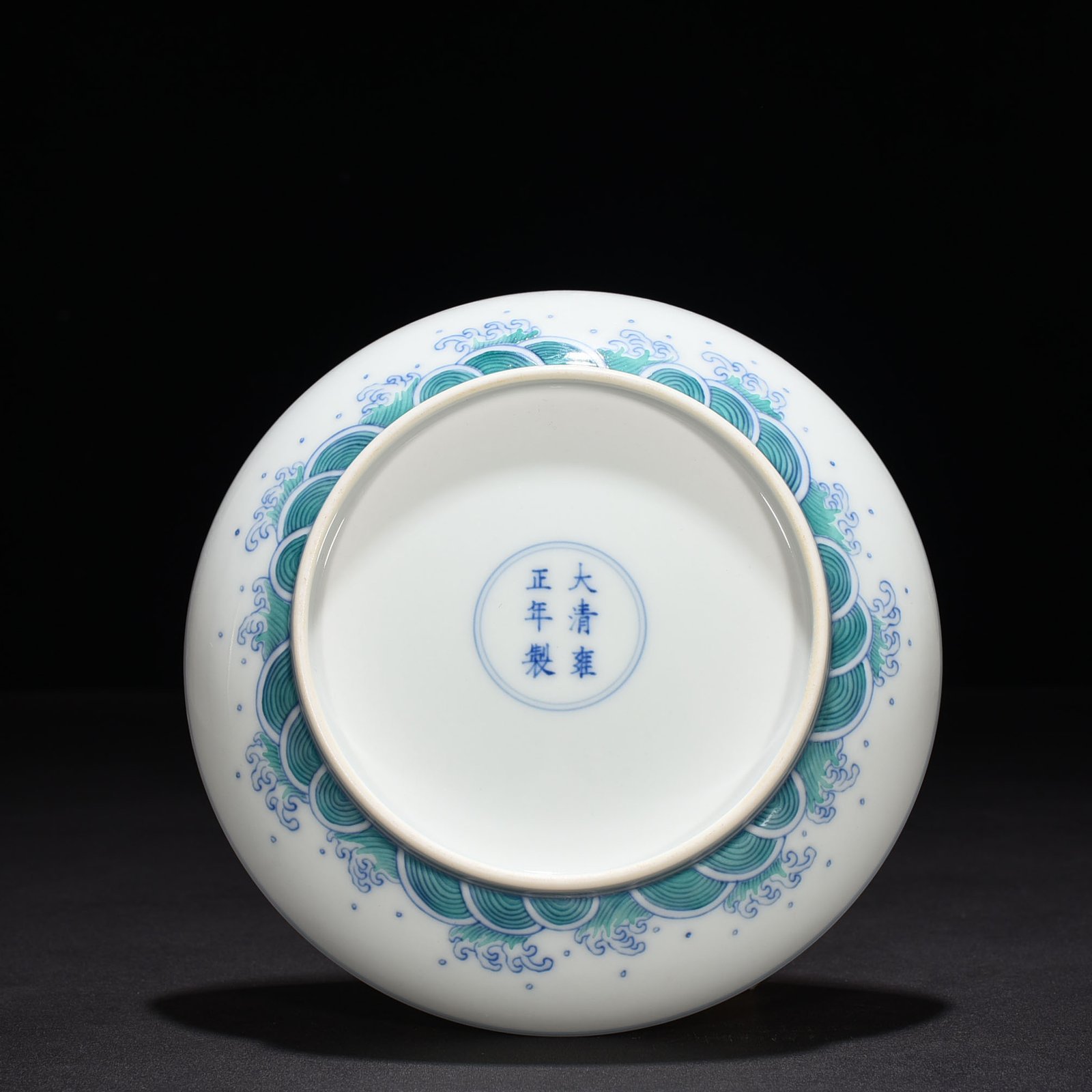 Qing Dynasty Yongzheng Doucai Bagua Pattern Disk