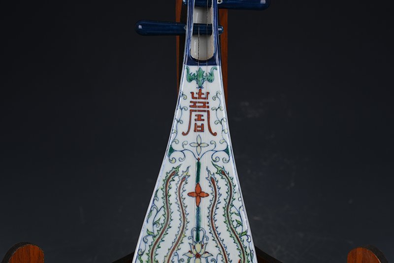 Qing Dynasty Yongzheng doucai phoenix pattern porcelain pipa