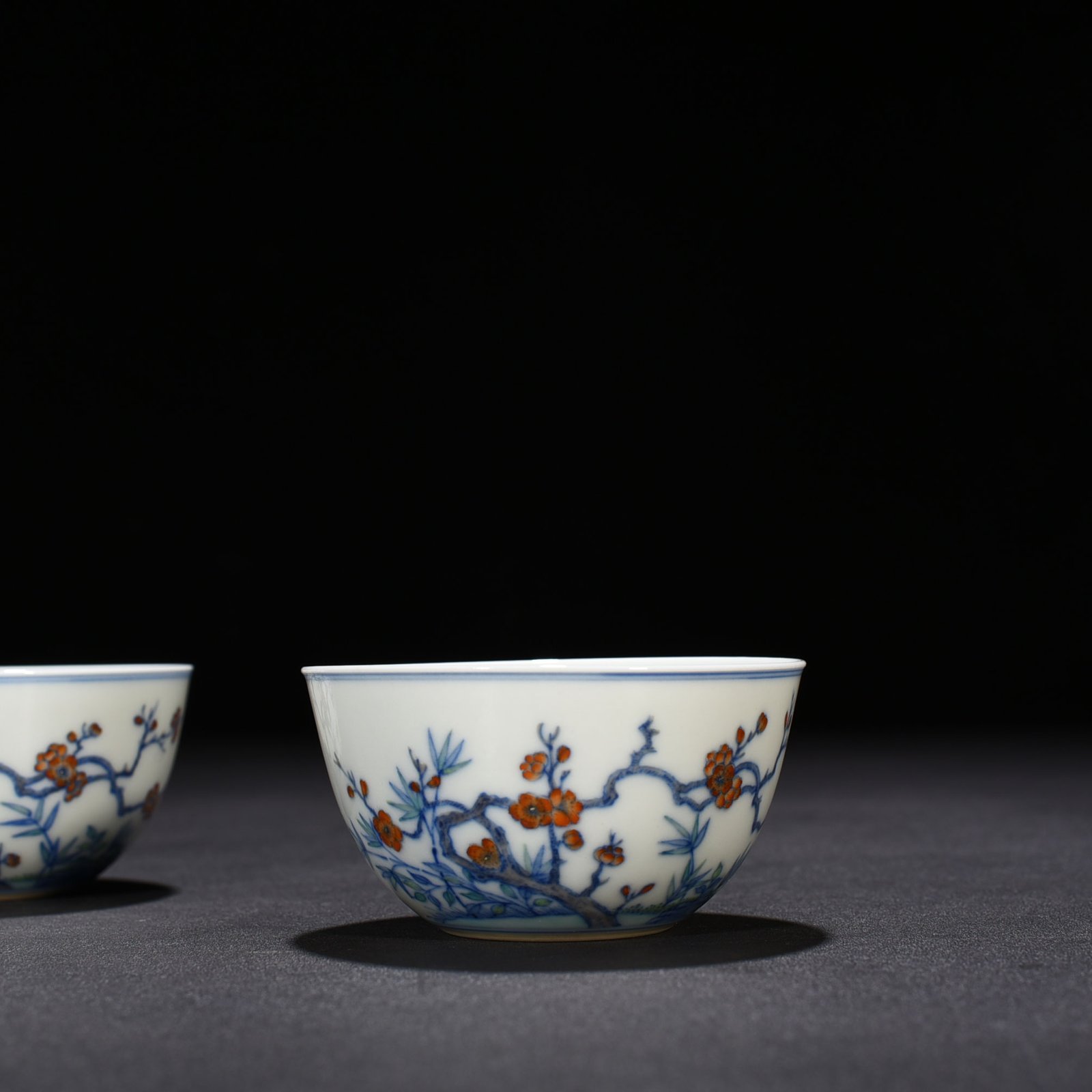 Qing Dynasty Yongzheng doucai magpie plum pattern lying foot cup