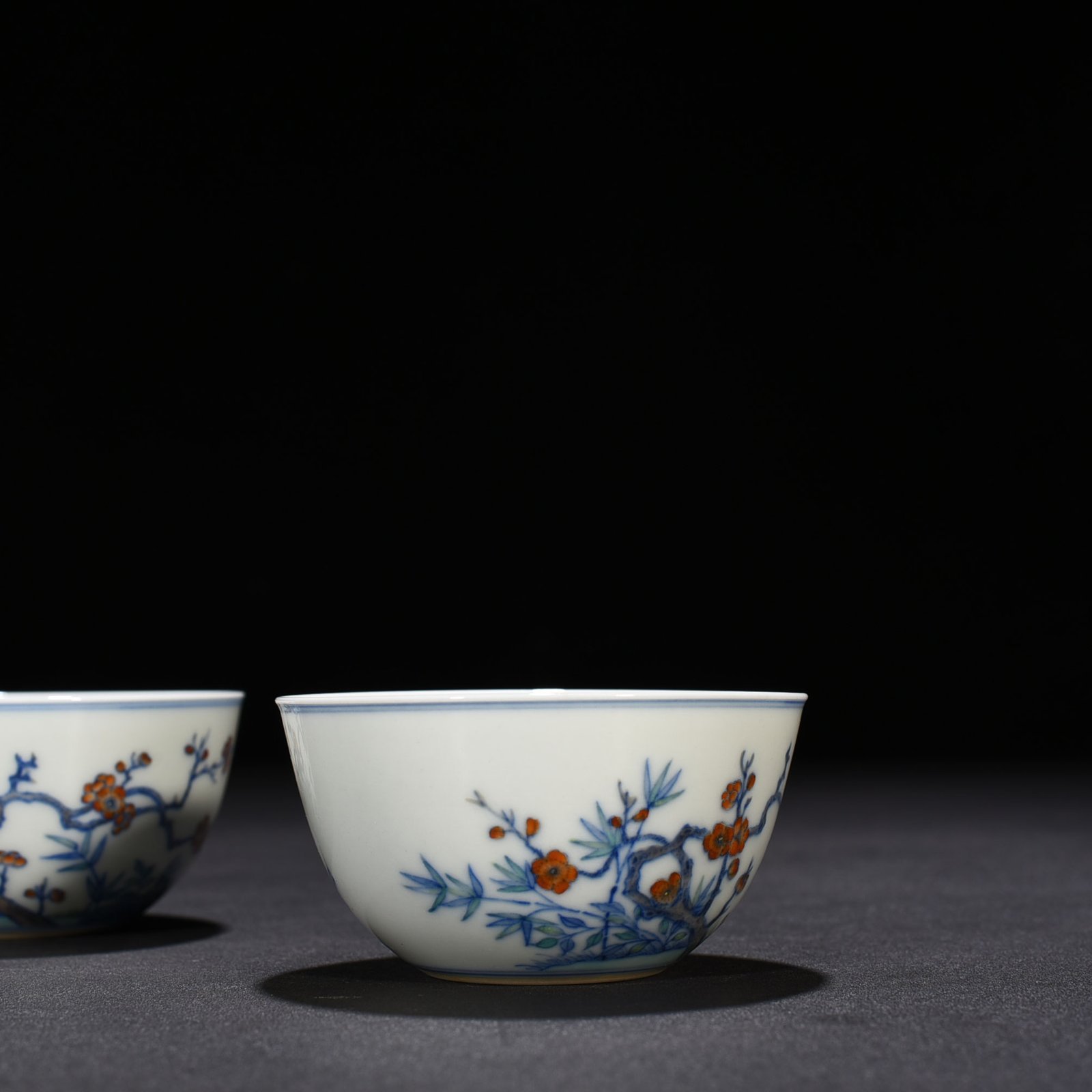 Qing Dynasty Yongzheng doucai magpie plum pattern lying foot cup