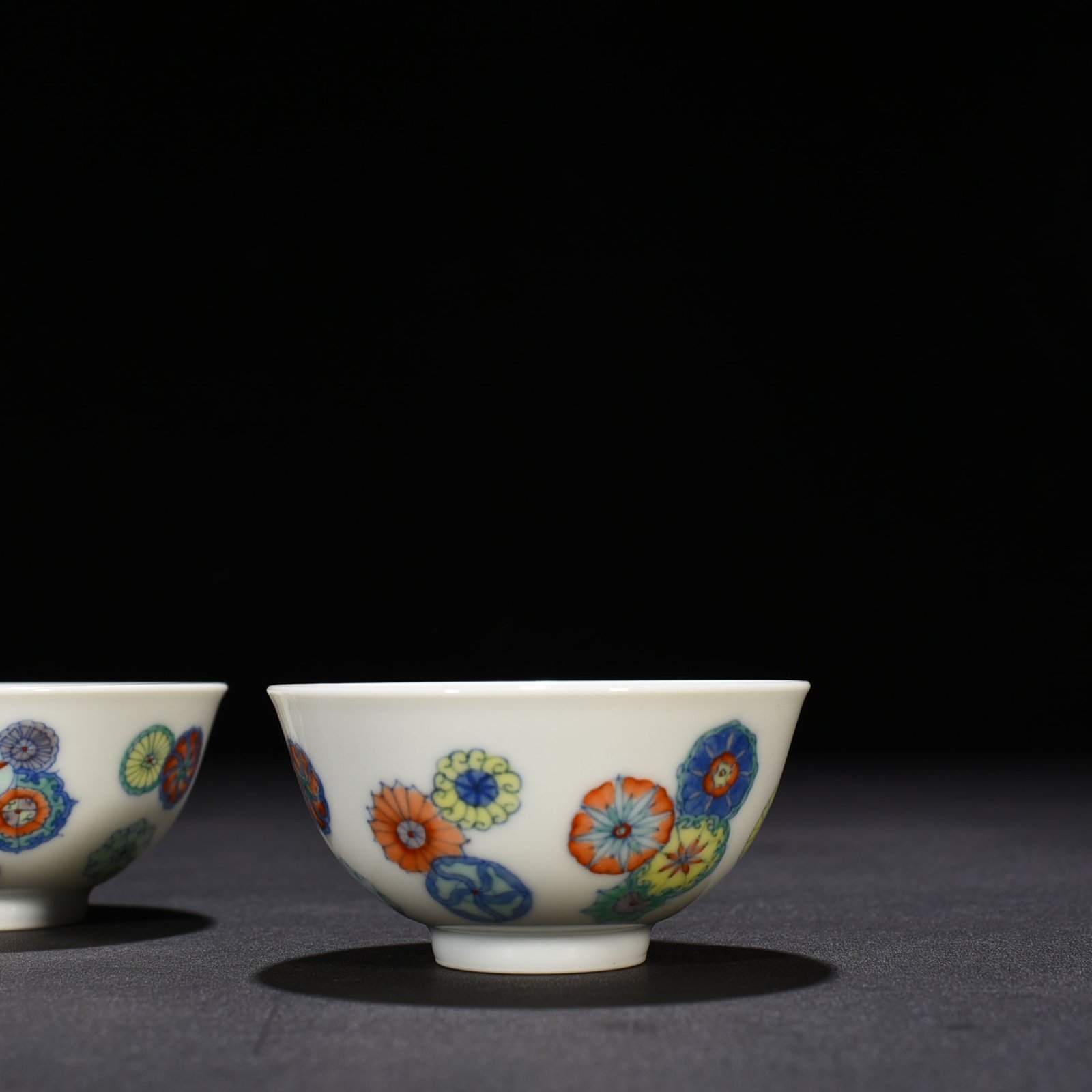 Qing Dynasty Yongzheng Doucai Leather Ball Pattern Cup