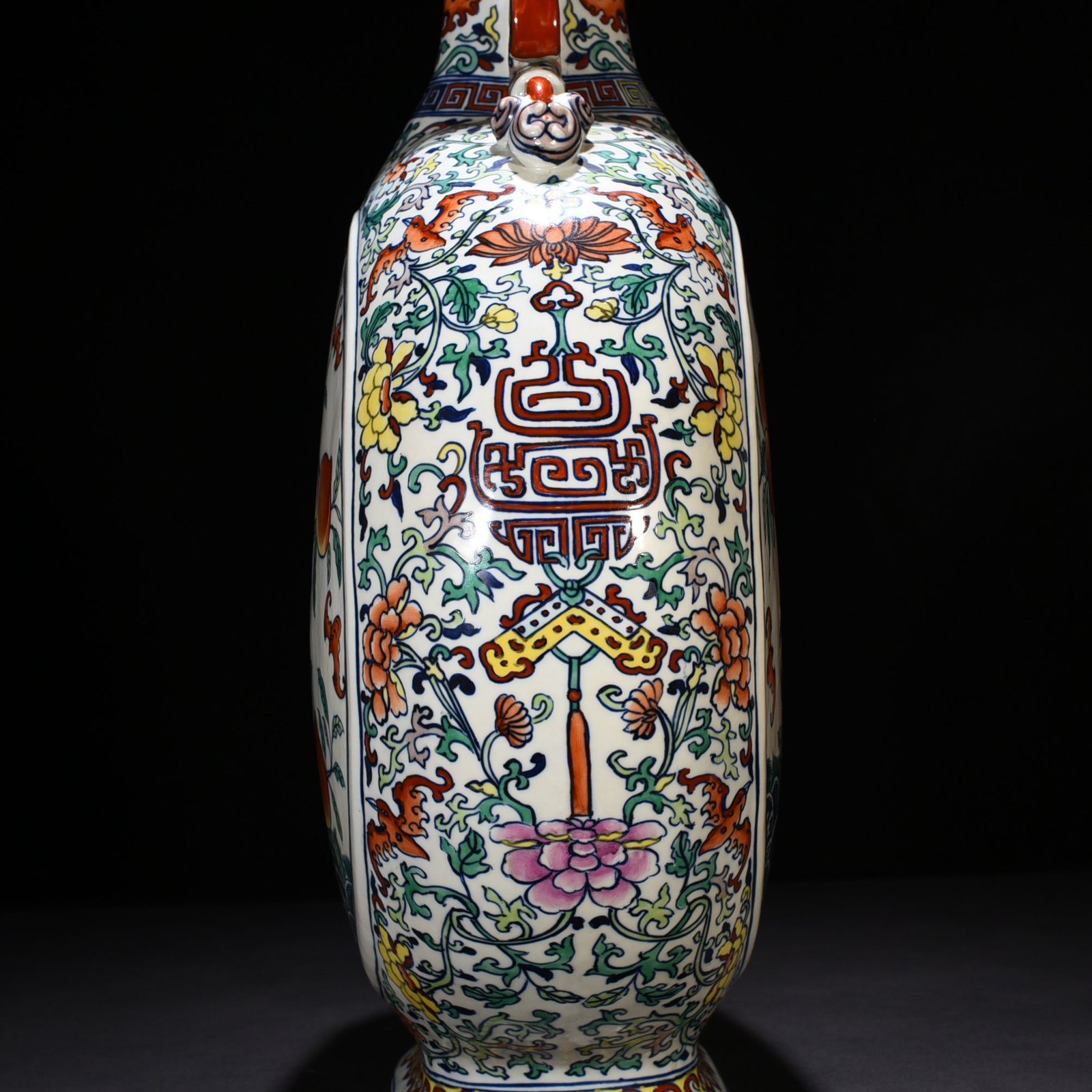 Qing Dynasty Yongzheng Doucai Fu Hai Shoushan double-eared flat vase