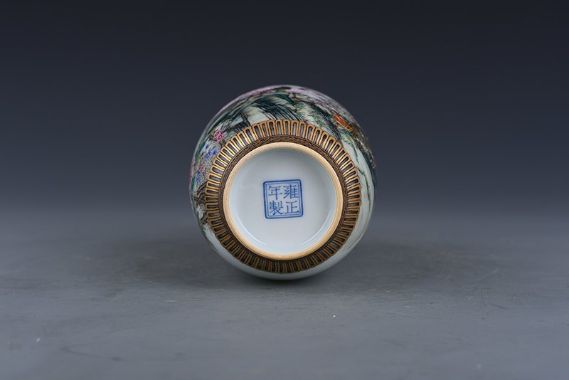 Qing Dynasty Yongzheng enamel color pine and crane longevity pattern vase
