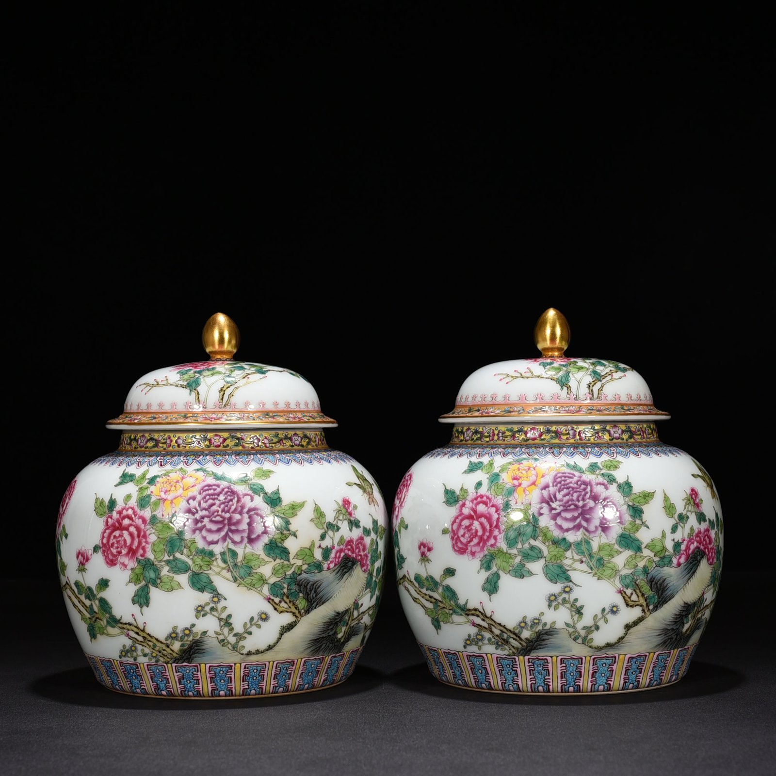 Qing Dynasty Yongzheng enamel general jar with peony flower pattern