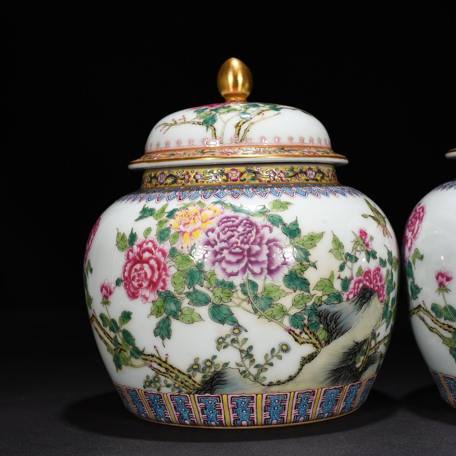 Qing Dynasty Yongzheng enamel general jar with peony flower pattern