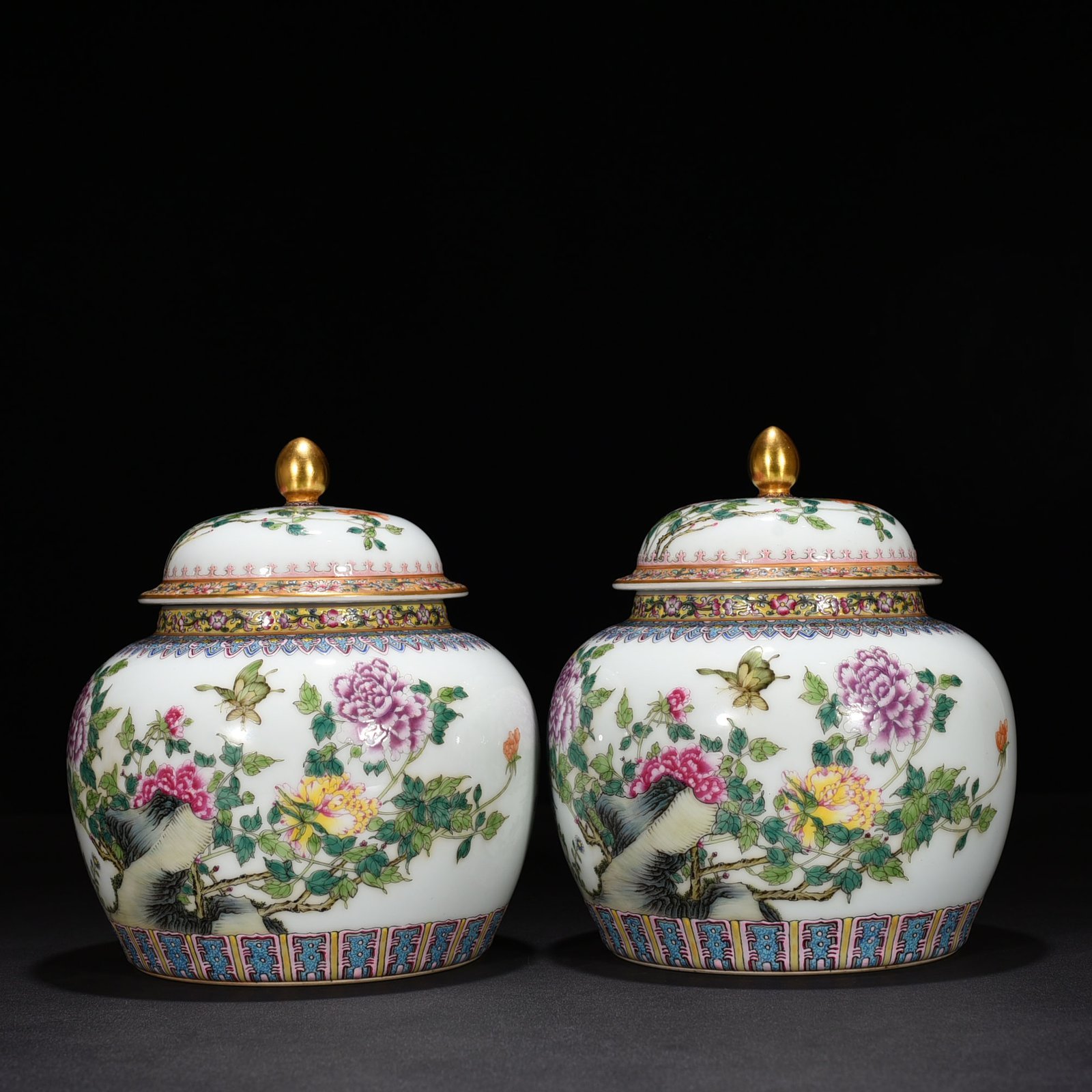 Qing Dynasty Yongzheng enamel general jar with peony flower pattern