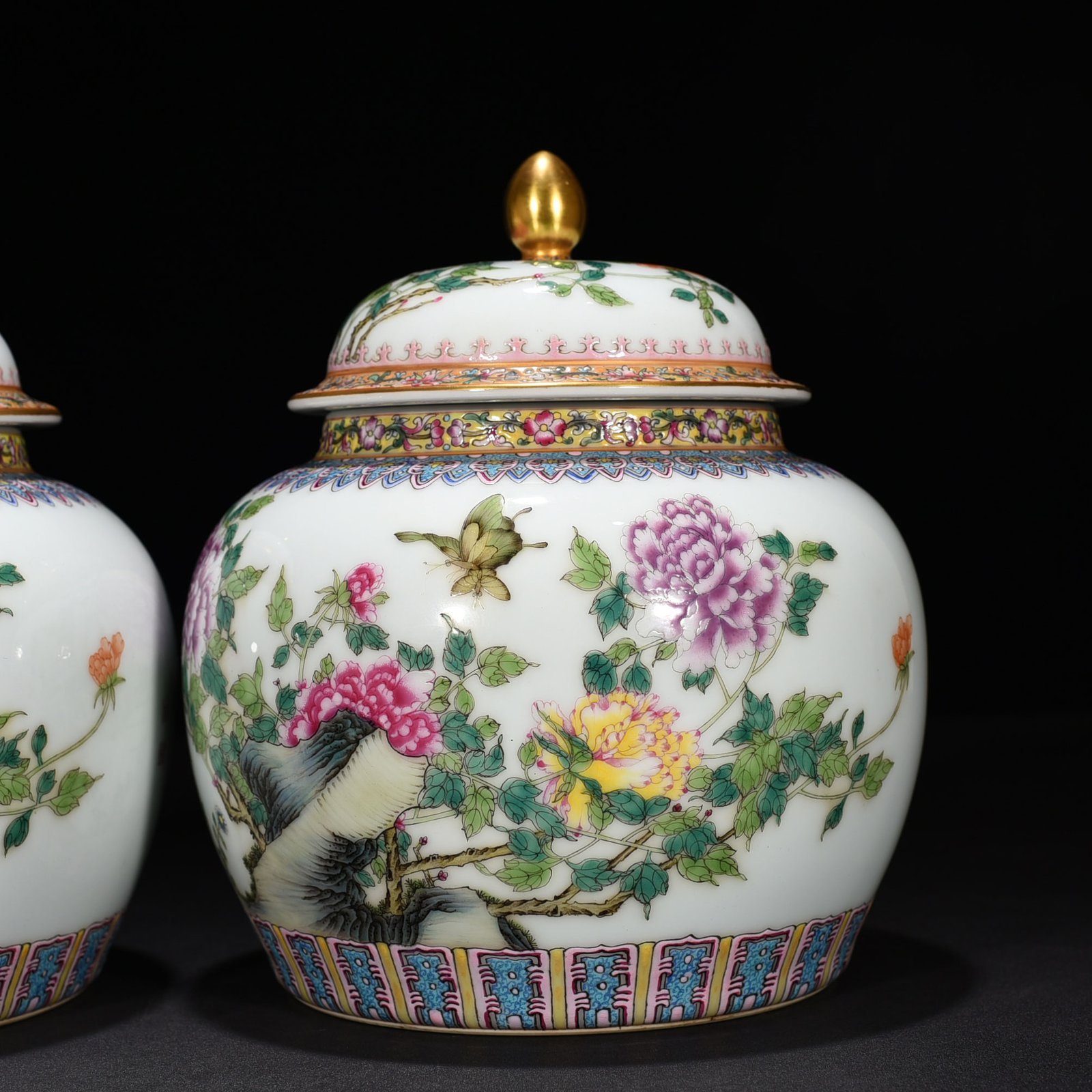 Qing Dynasty Yongzheng enamel general jar with peony flower pattern