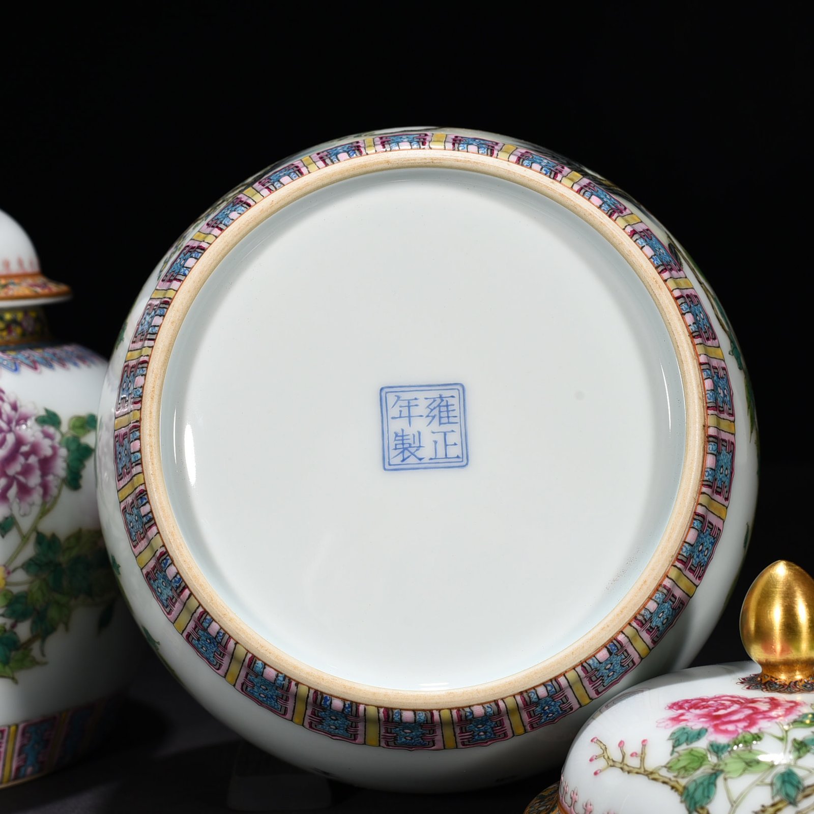 Qing Dynasty Yongzheng enamel general jar with peony flower pattern