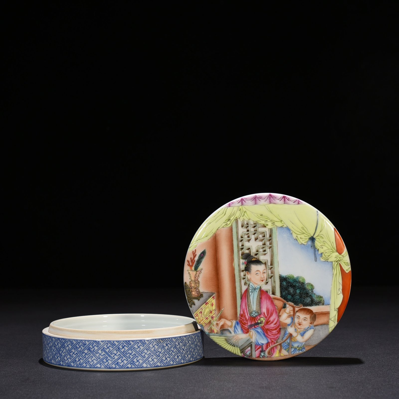 Qing Dynasty Yongzheng enamel beauty belt print box powder box