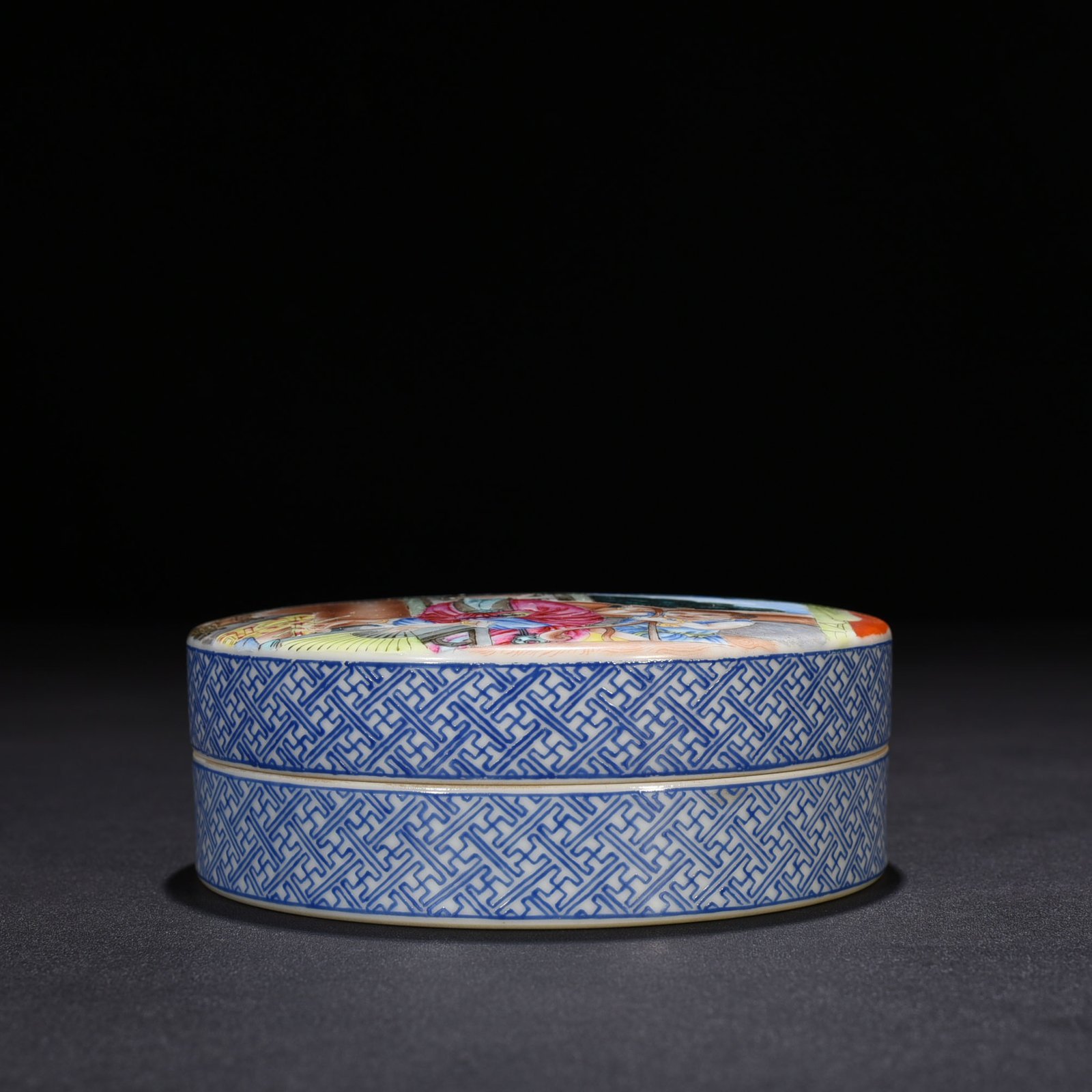 Qing Dynasty Yongzheng enamel beauty belt print box powder box