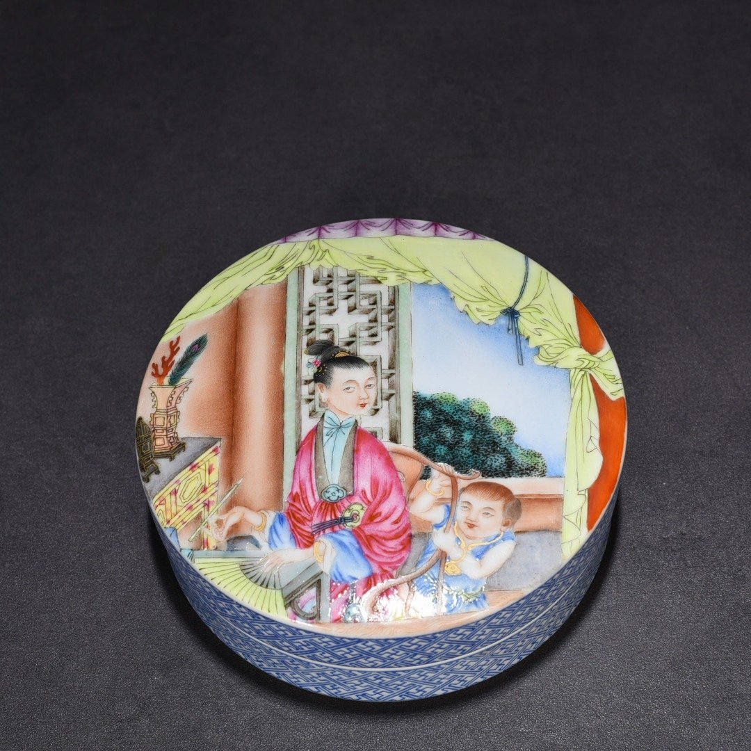Qing Dynasty Yongzheng enamel beauty belt print box powder box
