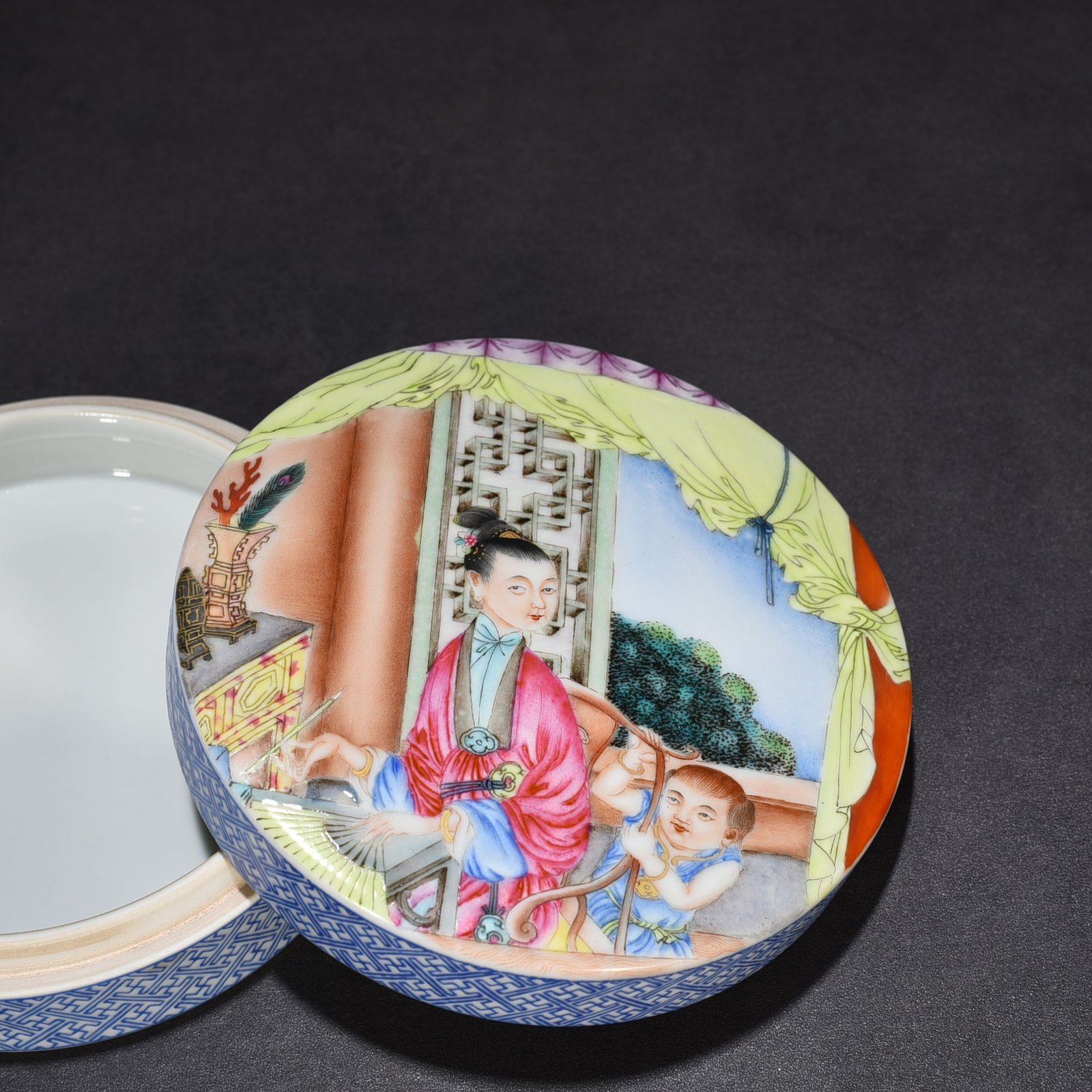 Qing Dynasty Yongzheng enamel beauty belt print box powder box