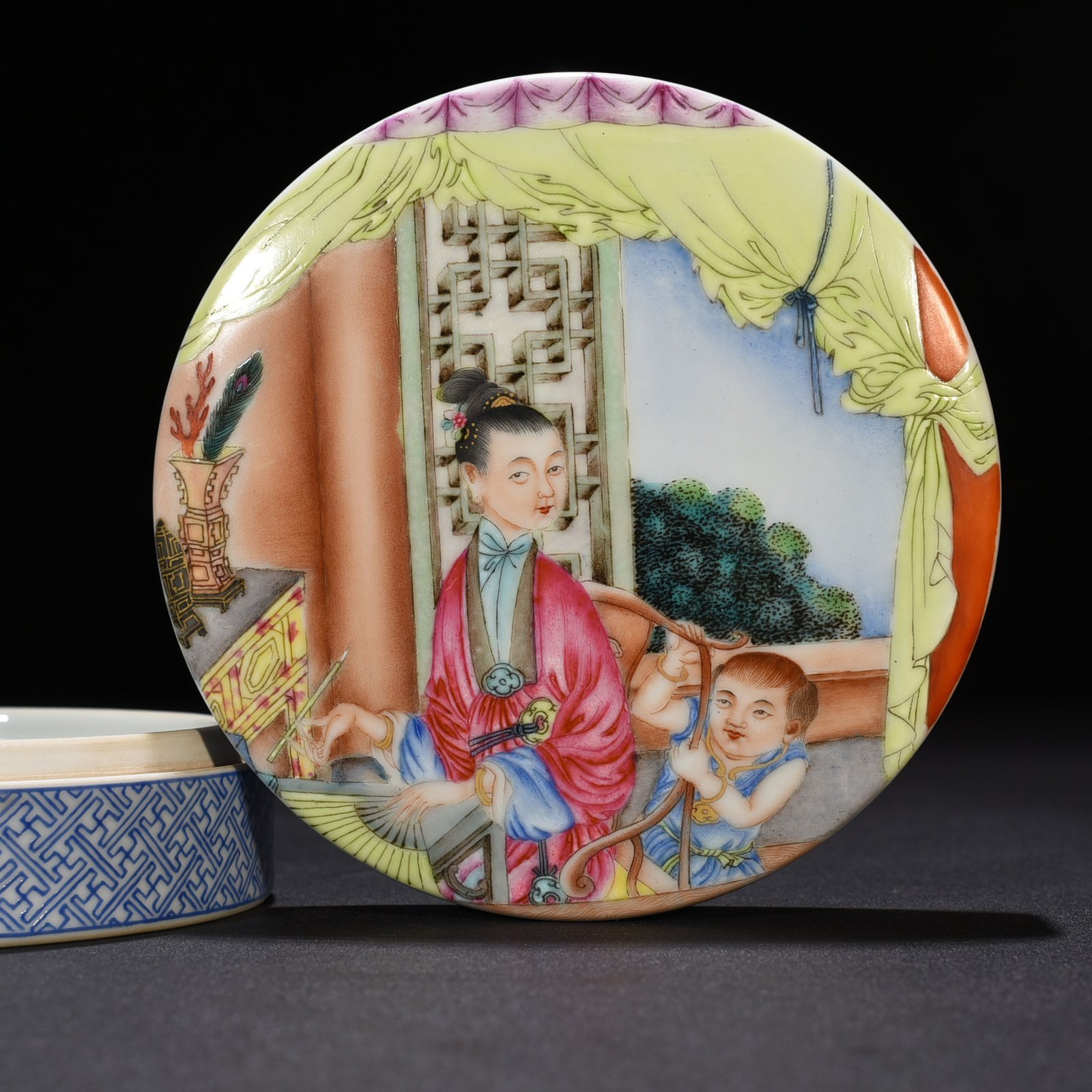 Qing Dynasty Yongzheng enamel beauty belt print box powder box