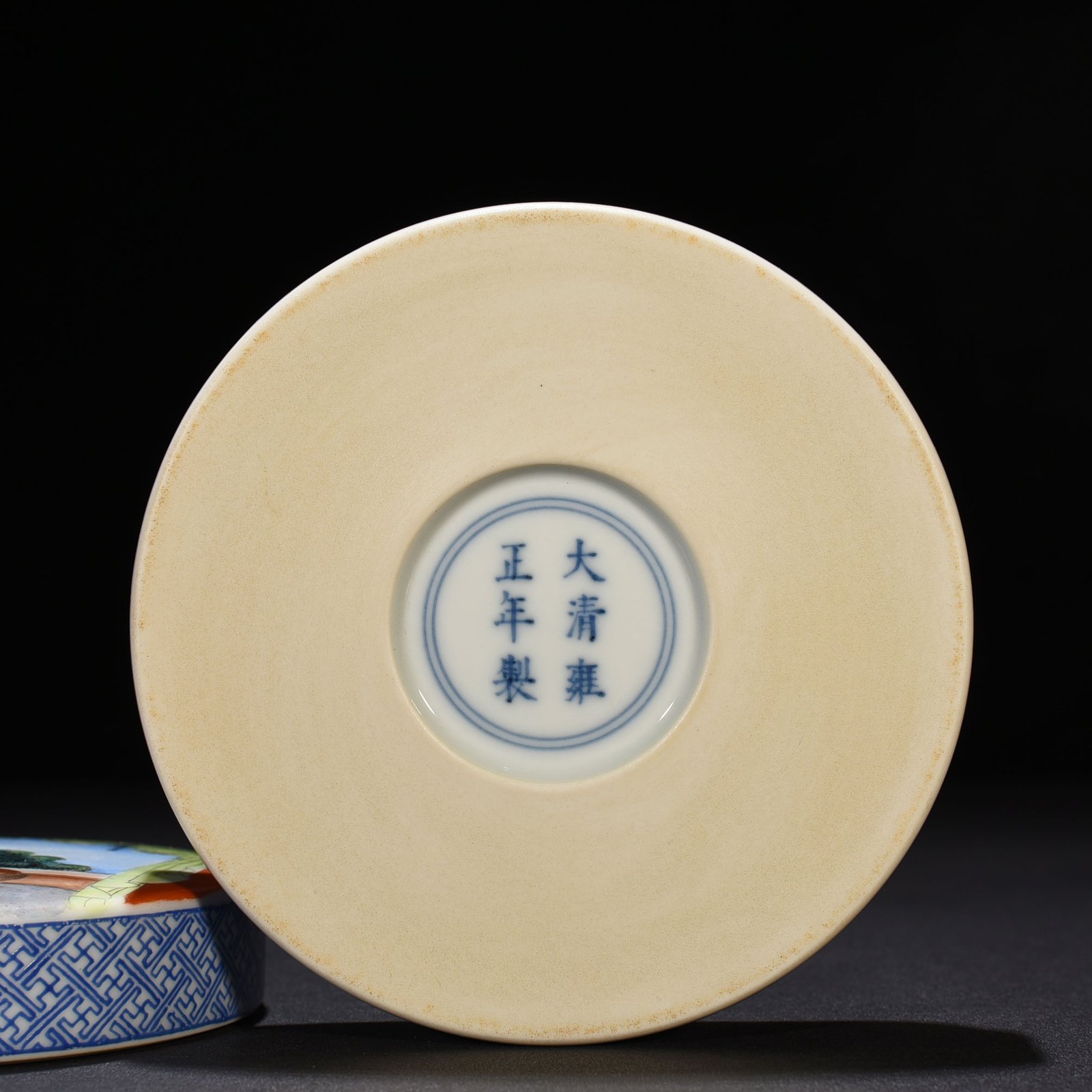 Qing Dynasty Yongzheng enamel beauty belt print box powder box