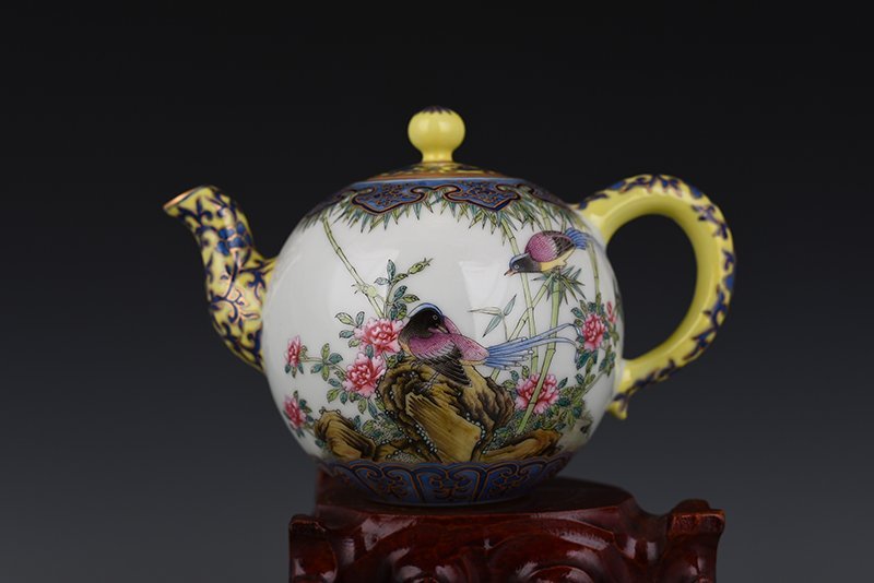 Qing Dynasty Yongzheng enamel flower and bird pot