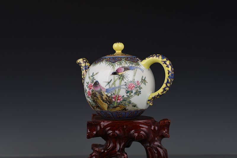 Qing Dynasty Yongzheng enamel flower and bird pot