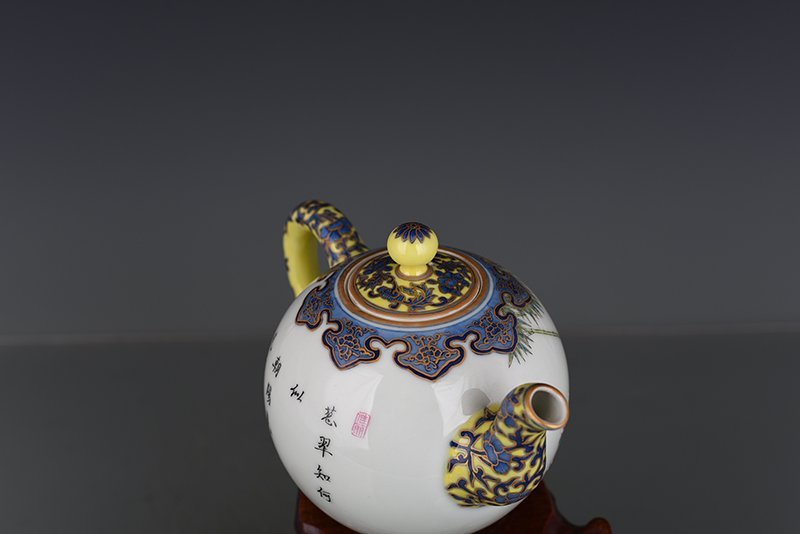 Qing Dynasty Yongzheng enamel flower and bird pot