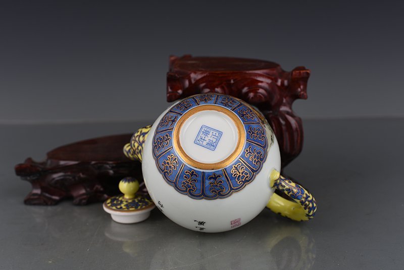 Qing Dynasty Yongzheng enamel flower and bird pot