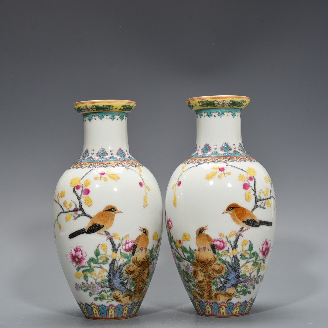 Qing Dynasty Yongzheng enamel vase with flower