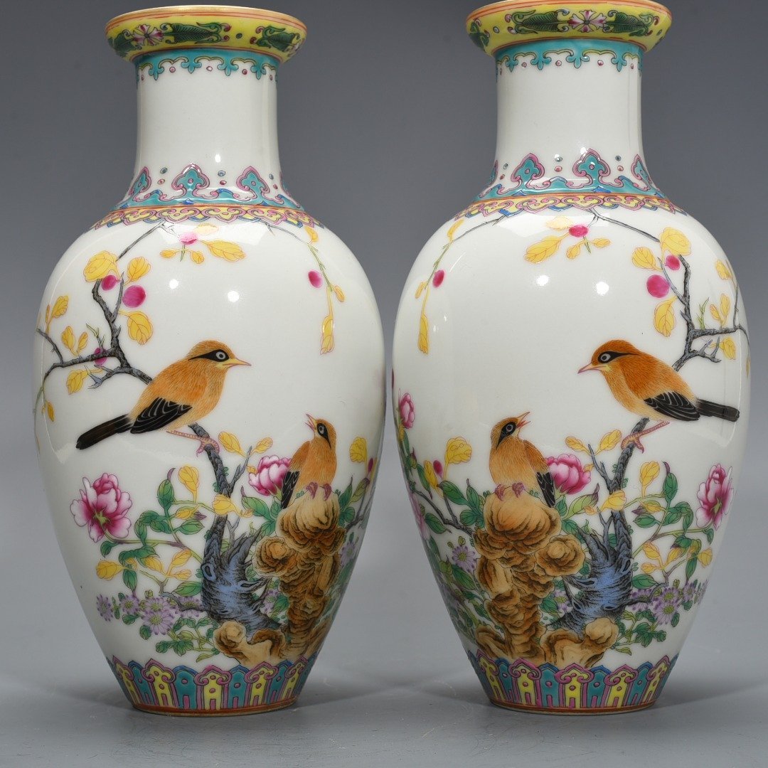Qing Dynasty Yongzheng enamel vase with flower