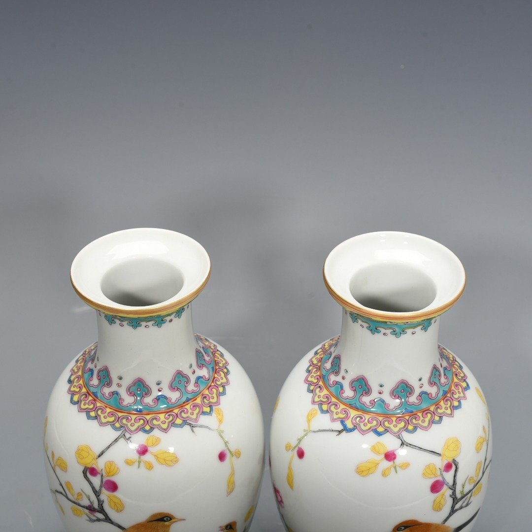 Qing Dynasty Yongzheng enamel vase with flower