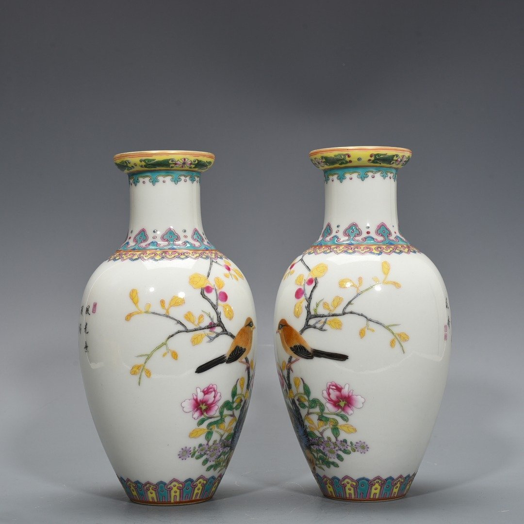 Qing Dynasty Yongzheng enamel vase with flower