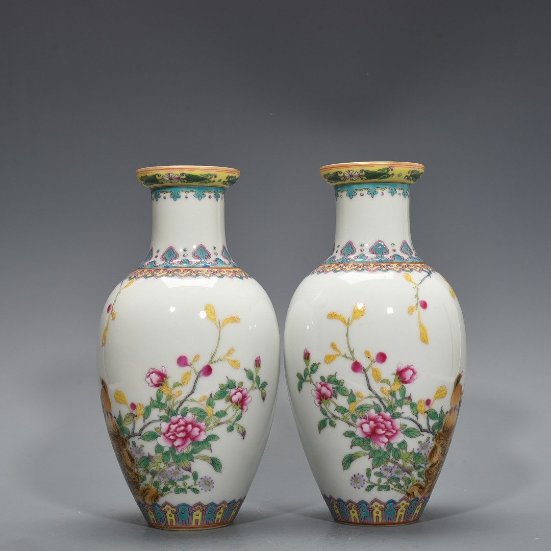 Qing Dynasty Yongzheng enamel vase with flower