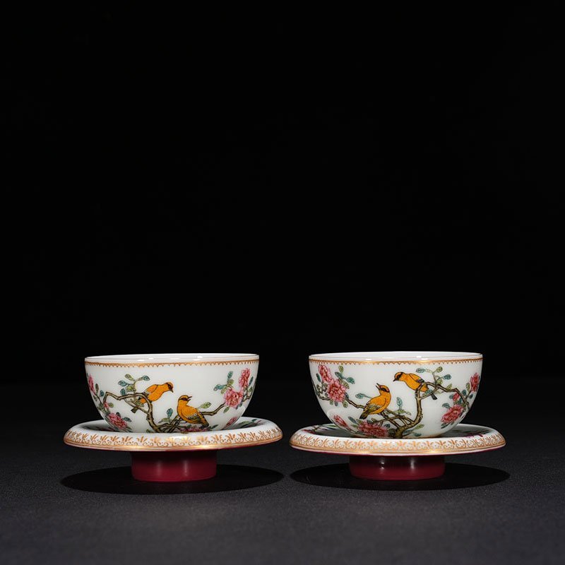 Qing Dynasty Yongzheng enamel flower and bird pattern lamp holder