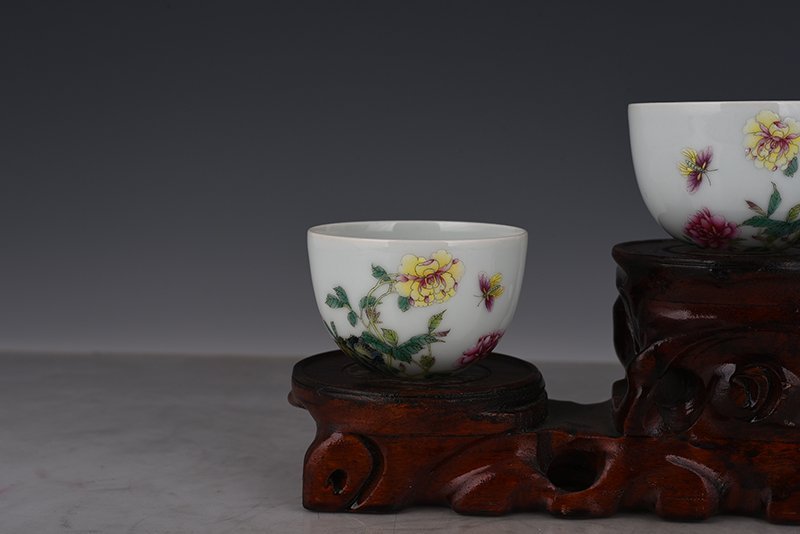 Qing Dynasty Yongzheng enamel butterfly love pattern lying foot cup