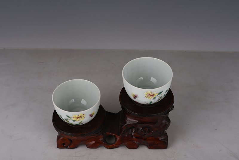 Qing Dynasty Yongzheng enamel butterfly love pattern lying foot cup