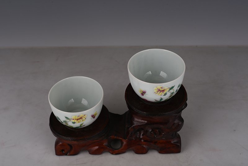 Qing Dynasty Yongzheng enamel butterfly love pattern lying foot cup