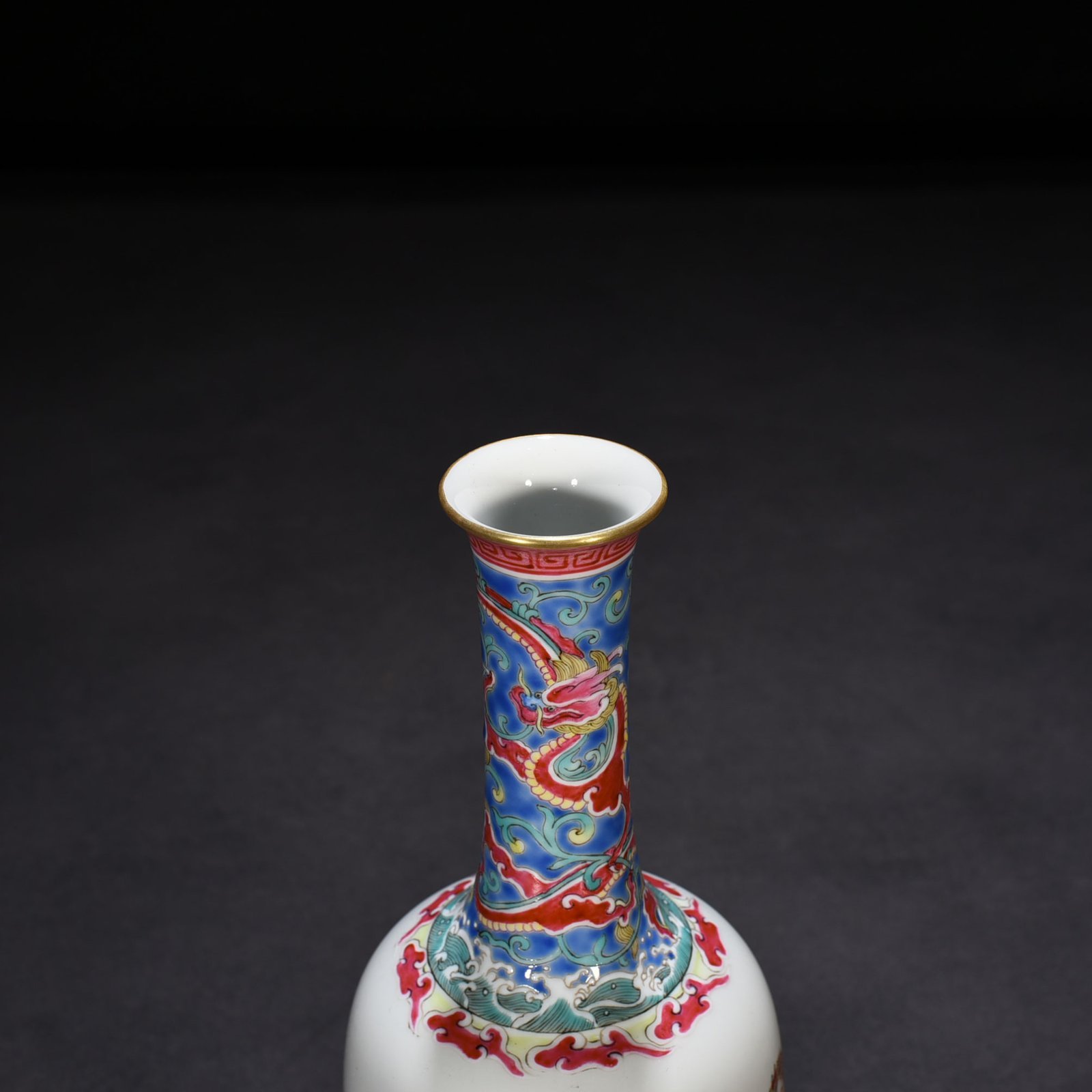 Qing Dynasty Yongzheng enamel vase with Western figure pattern